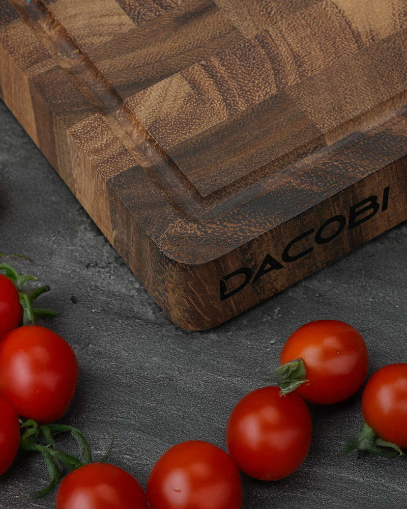 Подарък за съпруга, дъска за рязане DACOBI от масивно дърво върху кухненския плот